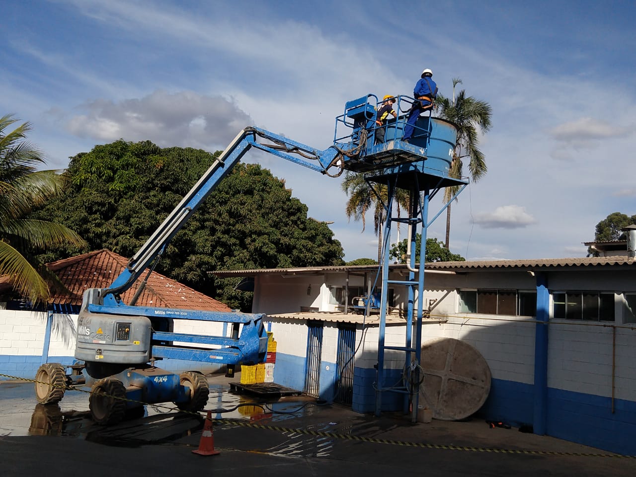 equipe limpando uma caixa dagua